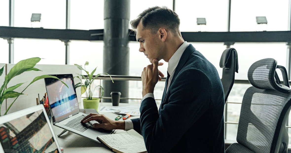 Employé travaillant sur un ordinateur