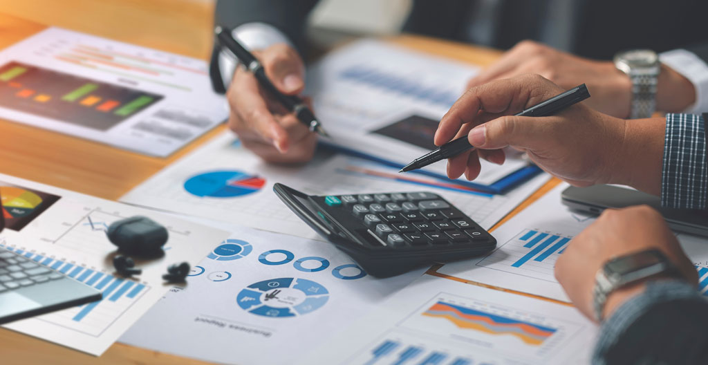 Entrepreneur analysant différentes offres bancaires professionnelles sur son ordinateur portable