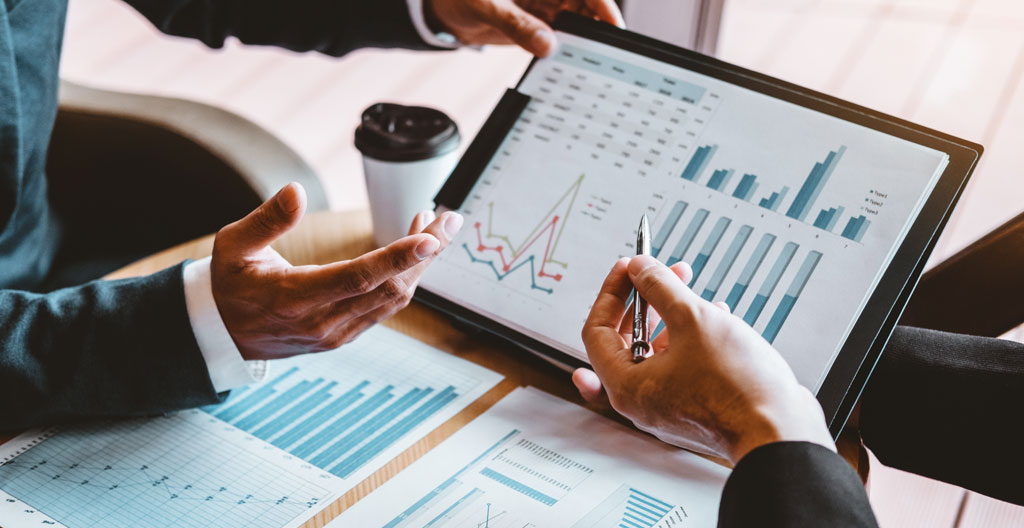 Entrepreneur vérifiant son tableau de bord bancaire professionnel sur son smartphone dans un café